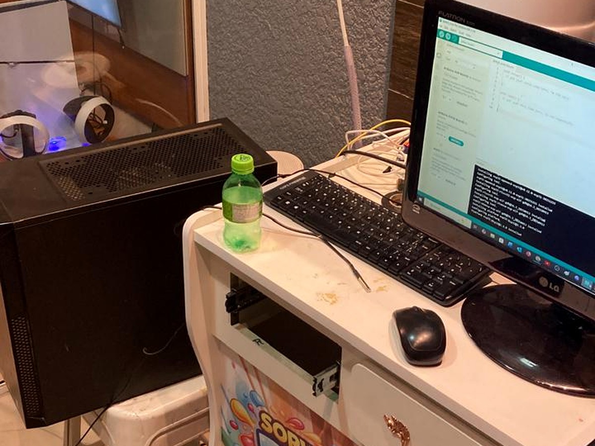Estação de programação com Arduino e notebook