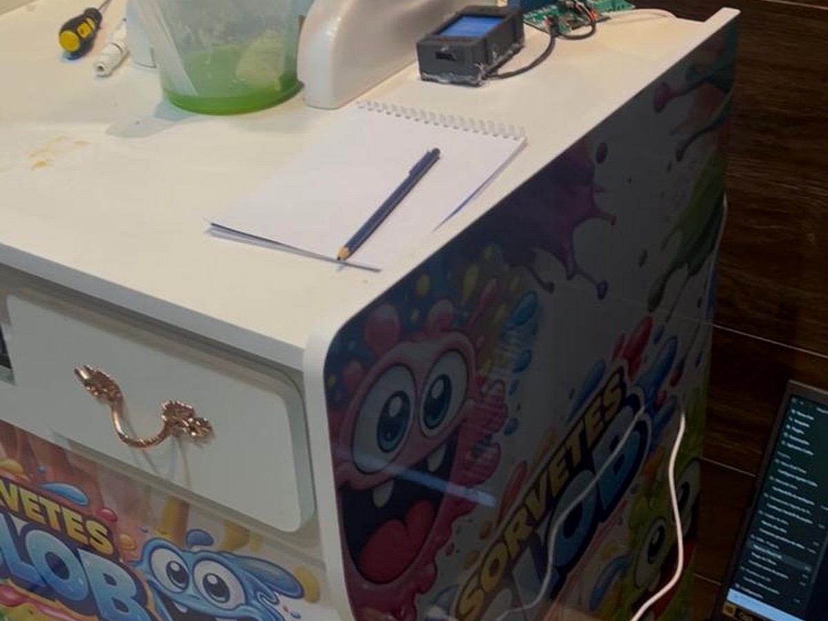 Máquina em operação com hardware conectado